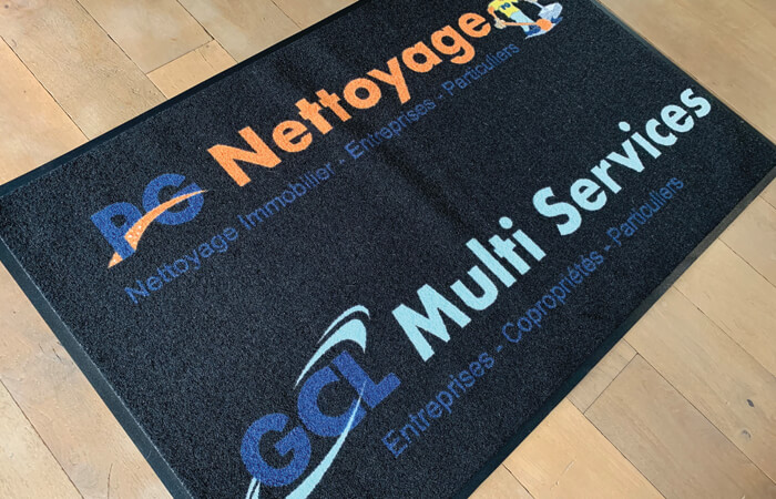 Affirmer son identité sur le pas de sa porte