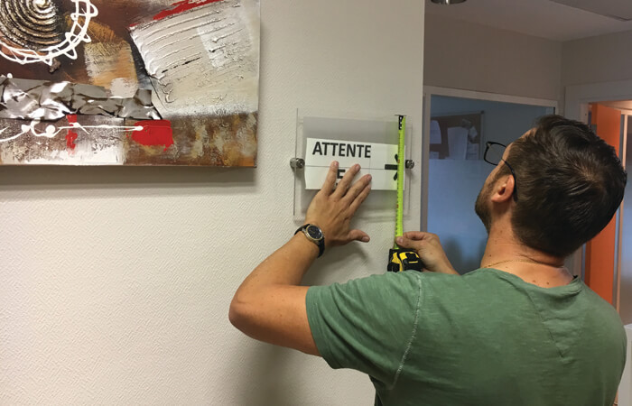 Mise à jour de la signalétique dans le cabinet du Centre Ophtalmologie Genevois