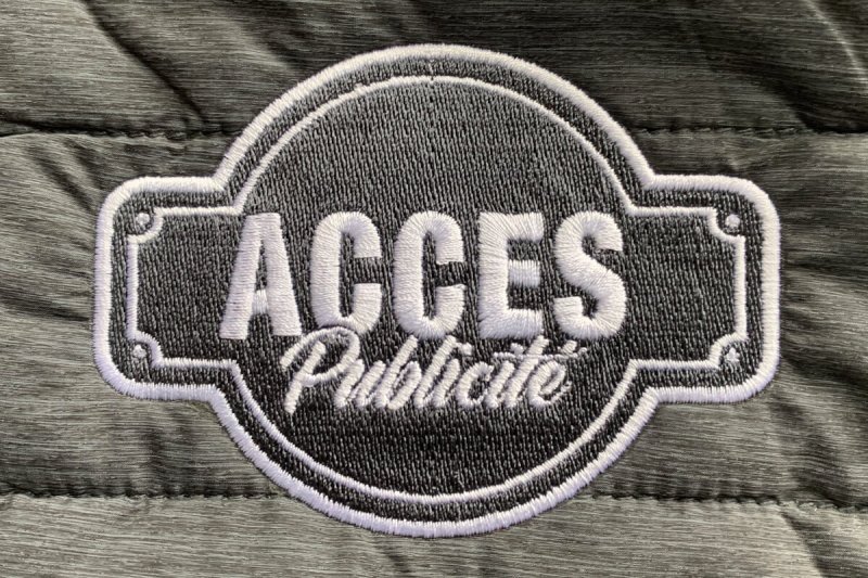 Ecusson brodé sur fond gris