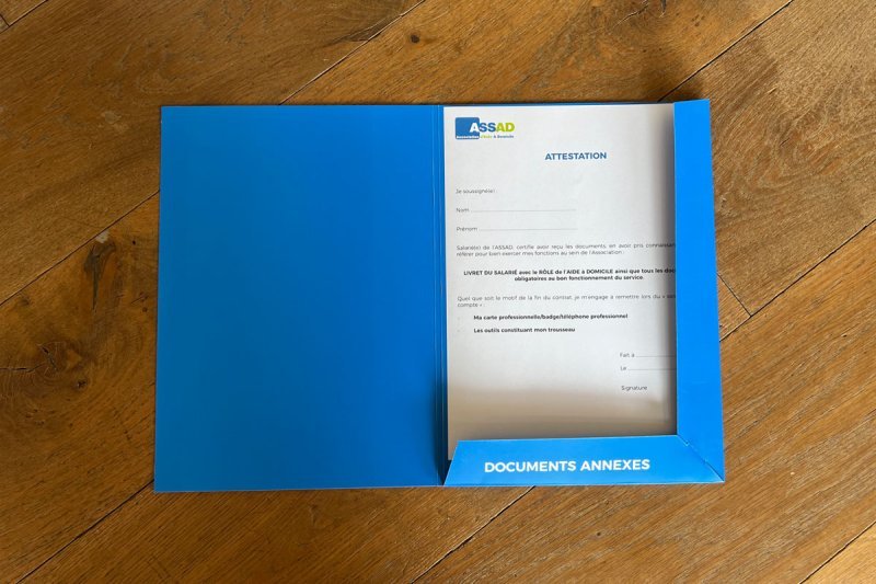 Pochette à rabats + Attestation