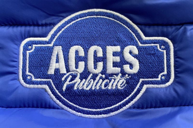 Ecusson brodé sur fond bleu